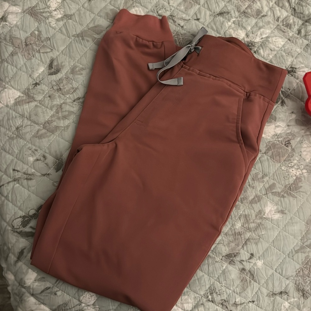 Figs high waisted jogger pants. Mauve, XSP.